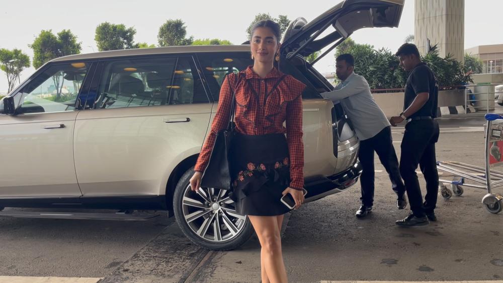 pooja-hegde-was-spotted-at-the-airport-flying-out-of-mumbai